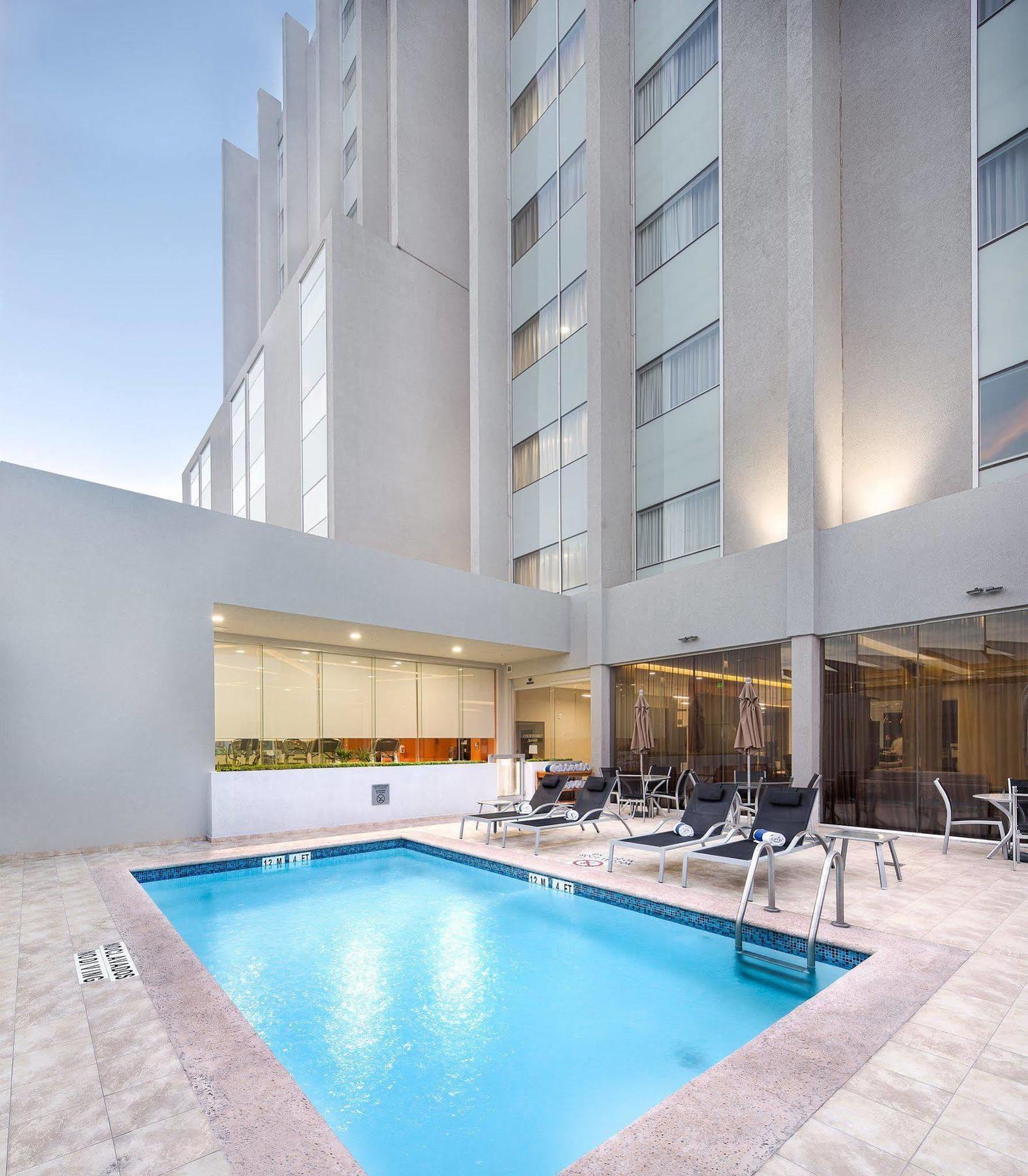 Courtyard By Marriott Saltillo Hotel Exterior photo